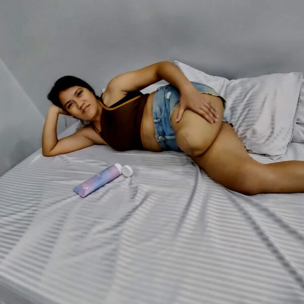 Alyza lotioning stump 4k