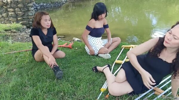 Bella + Kisha + Tyra crutching to the river