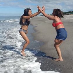 Bella + Janin Beach hopping