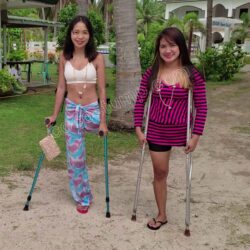 Janin & Megan crutching together 4k