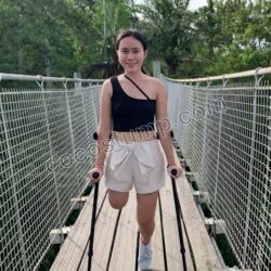 Vanessa forearm crutches 4k
