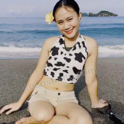 Vanessa crutching to the beach 4k