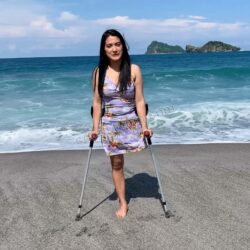 Megan beach crutching 4k