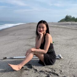 Cathy barefoot to the beach 4k