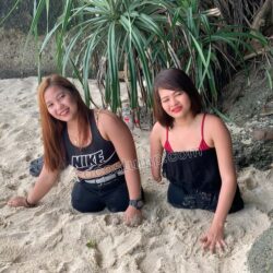Aura & Venice playing in sand 4k